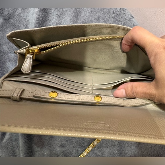 PRADA
Saffiano Metal Oro Chain Wallet Pomice - Picture 16 of 16